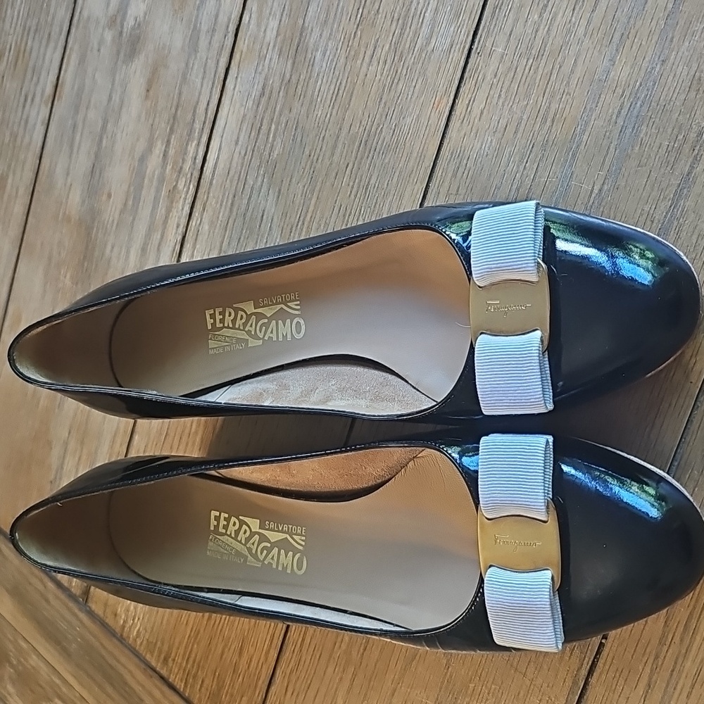 Salvatore Ferragamo Ebony & Ivory Trimmed Low Heeled Pumps Size 9.5, B width - Picture 2 of 13